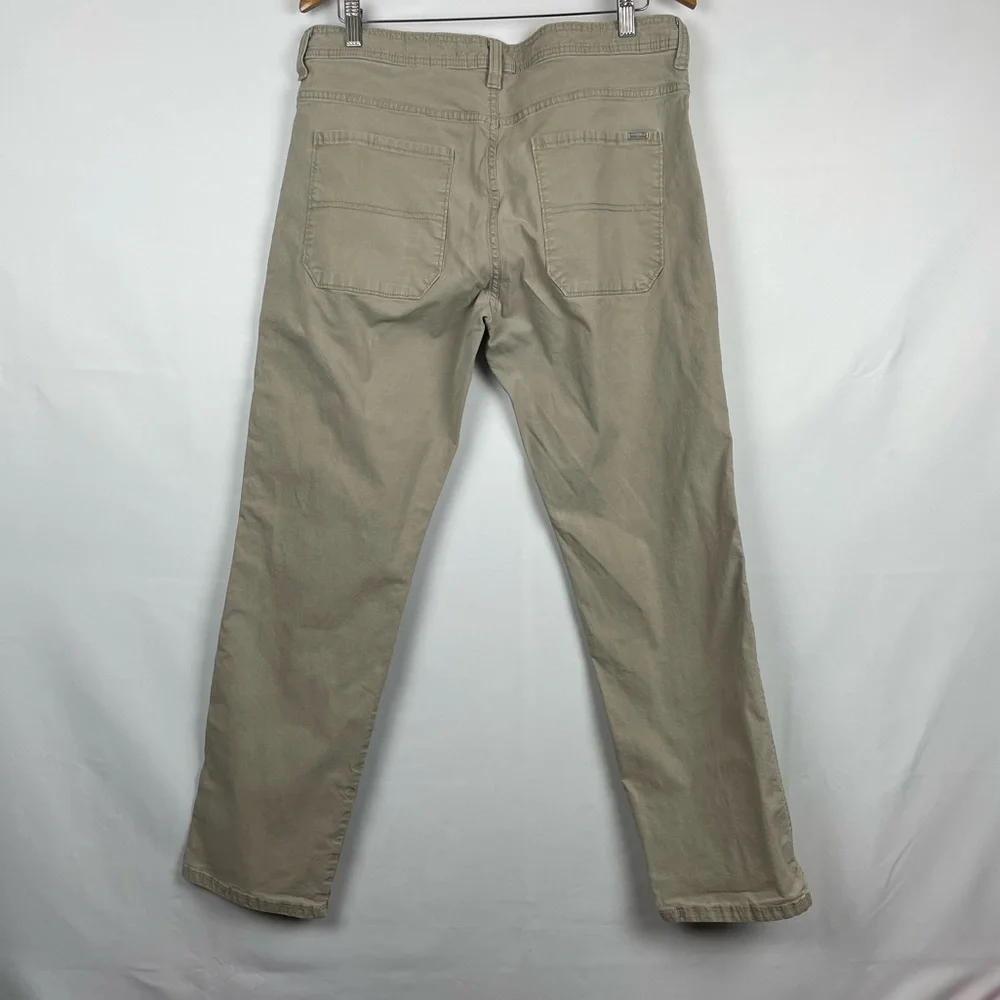 Signature by Levi Strauss Men's Relaxed Khaki Jeans 36